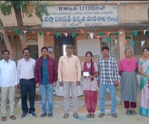 ఇస్రో కేంద్రాన్ని సందర్శించడానికి వెళ్తున్న కోనాపూర్ విద్యార్థిని. 