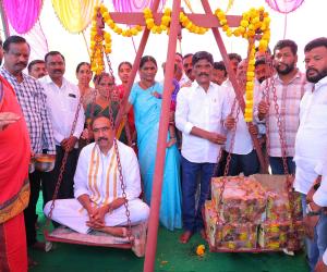 శ్రీ వెంకటేశ్వర స్వామి వారికి నిలువెత్తు బంగారం తో (బెల్లం)తులాభారం సమర్పించిన ఎమ్మెల్యే డా సంజయ్ కుమార్