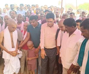 భౌతిక గాయానికి నివాళులర్పించిన మాజీ ఎమ్మెల్యే షిండే 