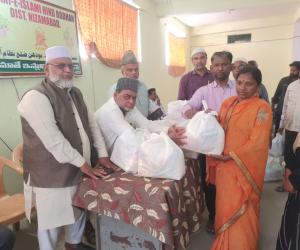 నిరు పేదలకు నిత్యావసర సరుకులు పంపిణీ...