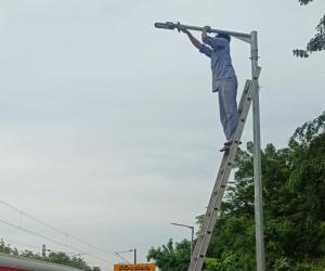 ప్లాట్ ఫామ్ లపై విద్యుత్ దీపాల ఏర్పాటు.