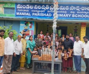 విద్యార్థులకు స్టీల్ వాటర్ బాటిల్స్ పంపిణీ