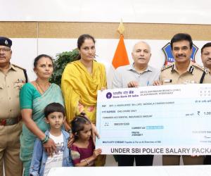 రోడ్డు ప్రమాదం లో మృతి చెందిన కానిస్టేబుల్‌ కుటుంబానికి  ₹ 1 కోటి బీమా చెక్కు