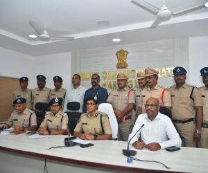 వరుస ద్విచక్ర వాహనాల చోరీలకు పాల్పడిన  నిందితులను పట్టుకున్న వరంగల్ KUC పోలీసులు.